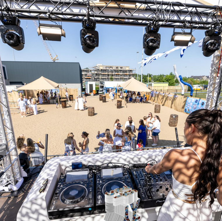 DJuud op een buitenfestival